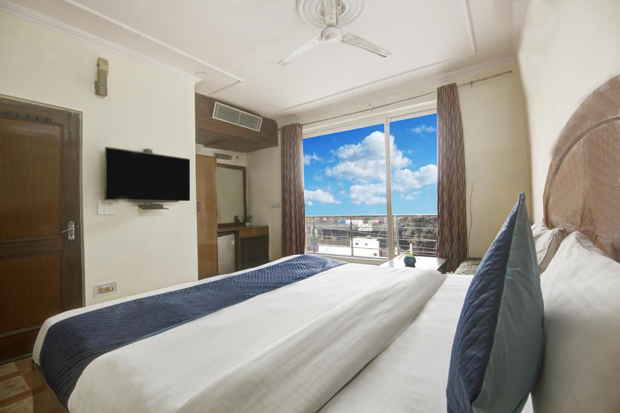 Hotel The Eden Park ノイダ エクステリア 写真
