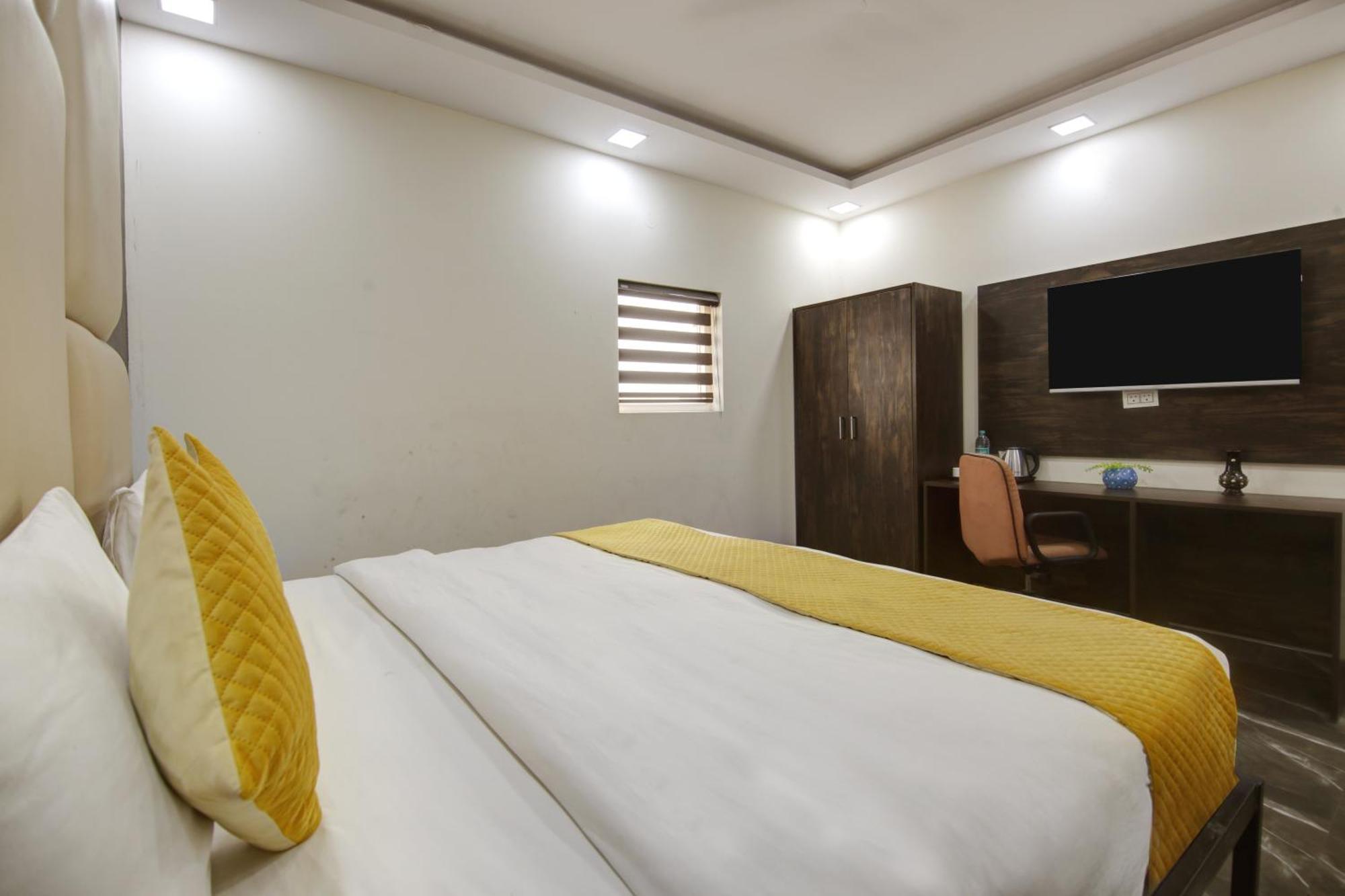 Hotel The Eden Park ノイダ エクステリア 写真